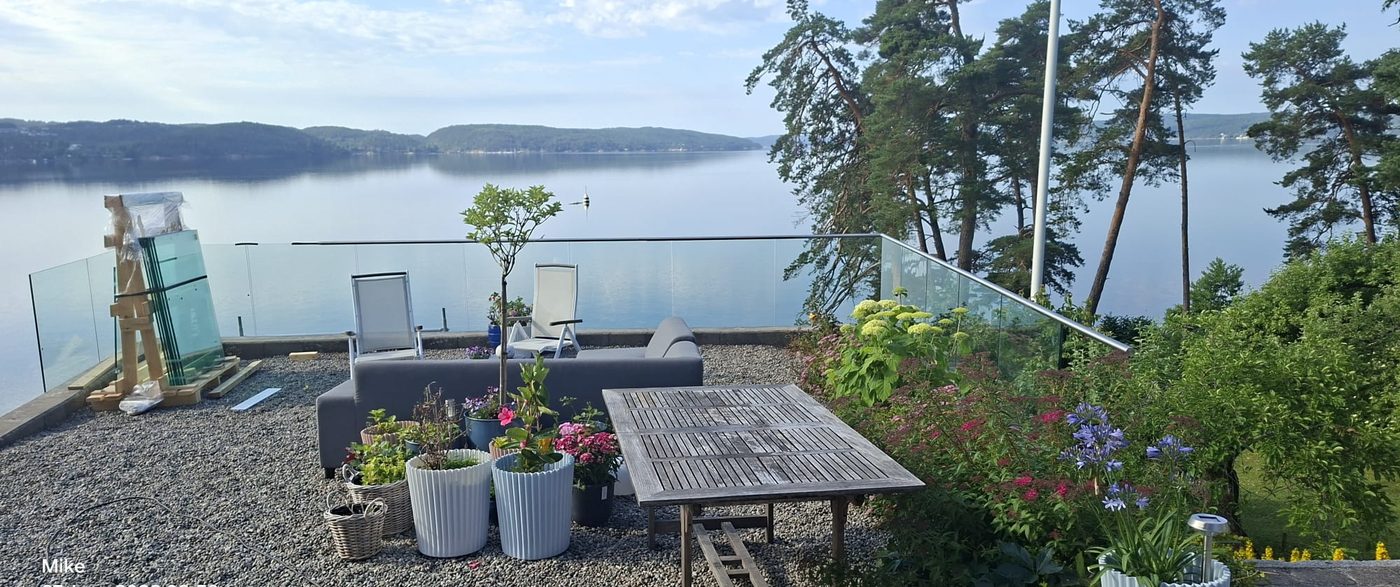 Glassrekkverk med utsikt over fjorden, montert av Lyczus
